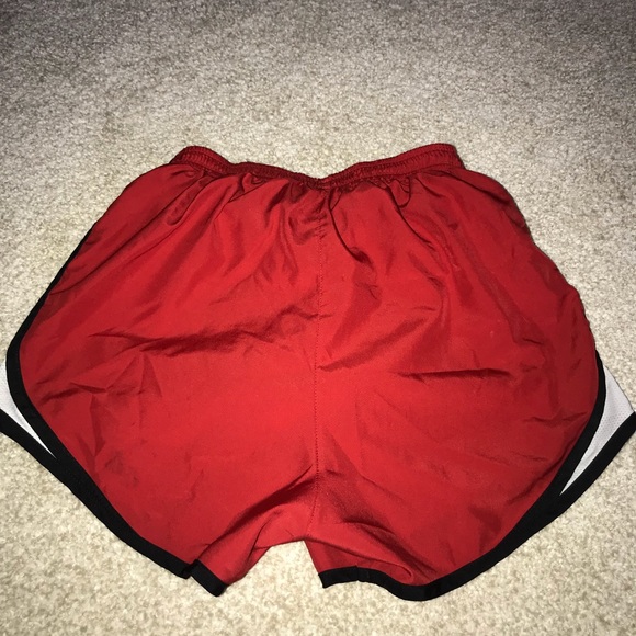 ❤️RED NIKE SHORTS IN PERFECT CONDITION ❤️ - Picture 2 of 3